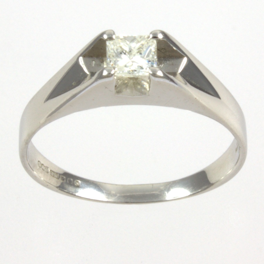 18ct white gold Diamond 30pt Solitaire Ring size M